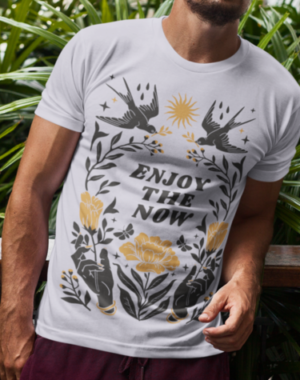 Camiseta Enjoy The Now – Cinza Mescla