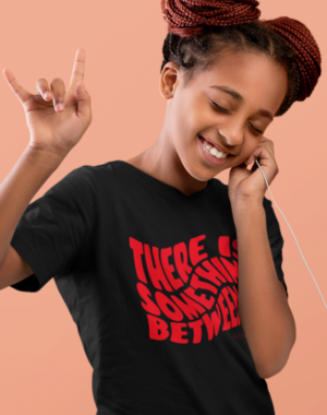 Camiseta Infantil There is something between us- Preta