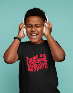 Camiseta Infantil There is something between us- Preta