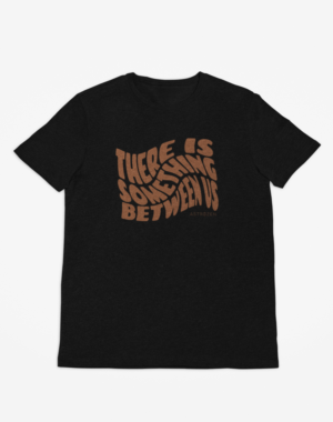 Camiseta There is something between us – Preta